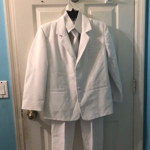 Fully white 3 piece suit with tie